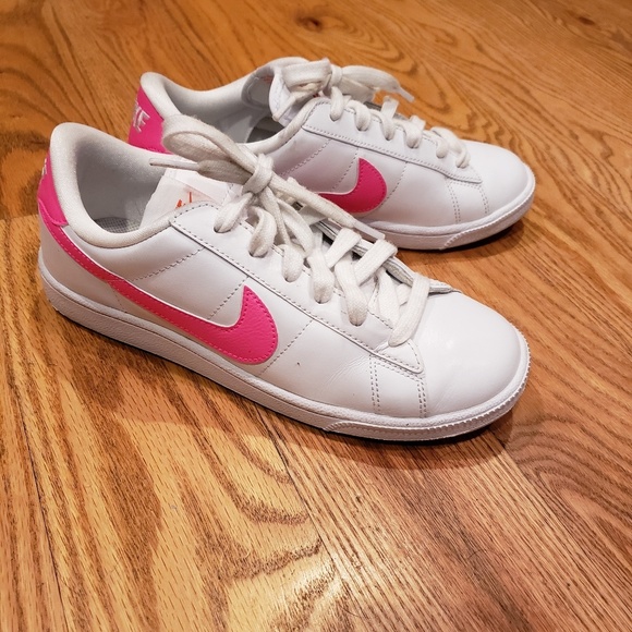 Nike Shoes - 🌺Pink & white classic Nike tennis shoes